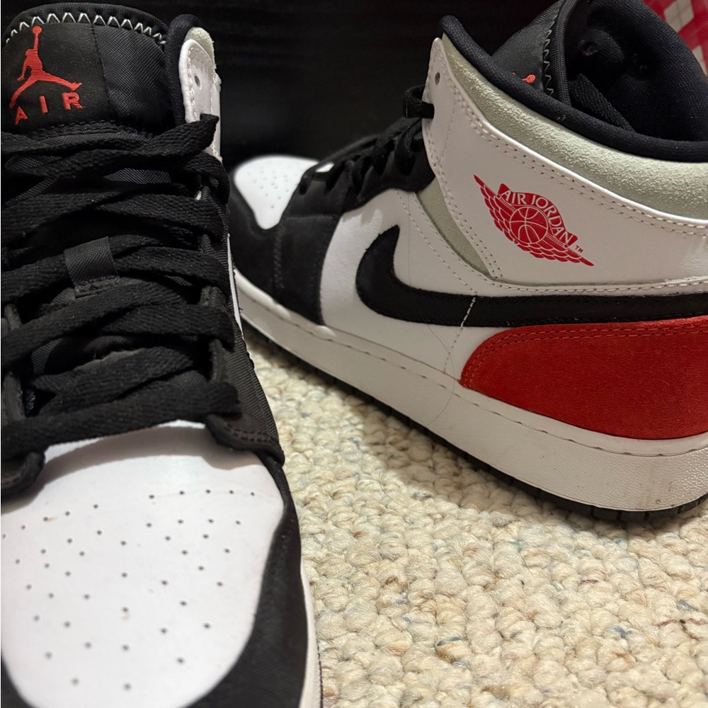 Air Jordans Mid red/black/white 
Boys size 6.5 (fit women's size 7-7.5)